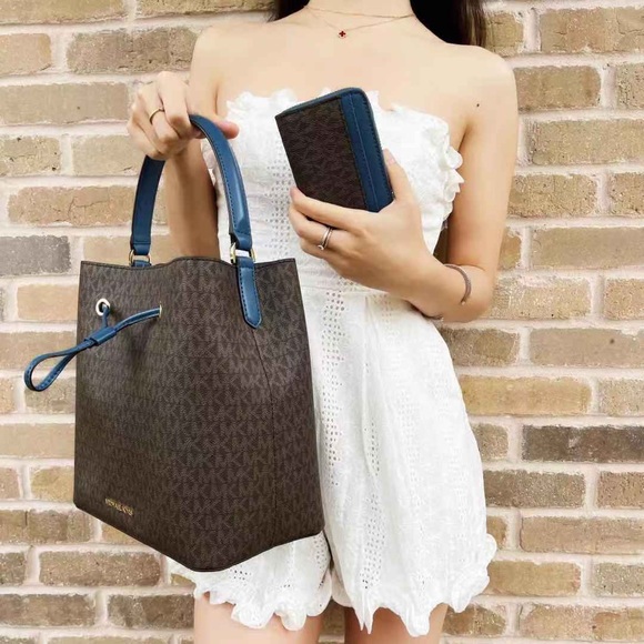 SET💕NWT Michael Kors Bucket Tote & CardCase - Picture 2 of 2